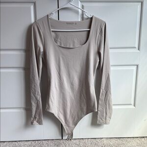 Abercrombie & Fitch Long-Sleeve Scoop Neck Bodysuit - Light Taupe